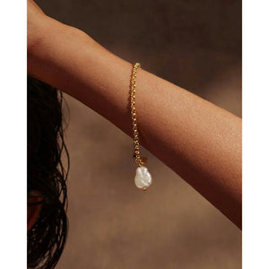 By Charlotte Embrace Stillness Pearl Bracelet